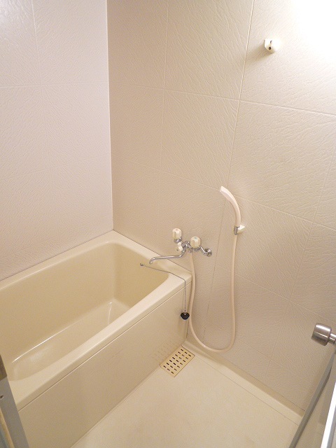 バス・シャワールーム　写真は401号室です。