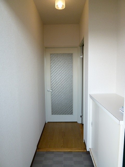 玄関　写真は401号室です。