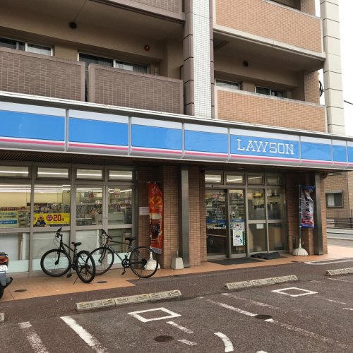 コンビニ　ローソン 吉塚本町店（コンビニ）まで306m