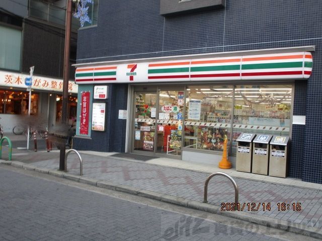 コンビニ　セブンイレブン阪急茨木市駅東店（コンビニ）まで130m
