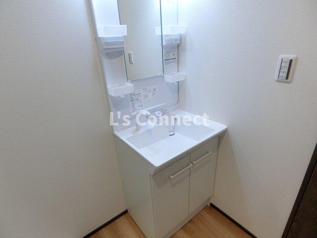 洗面設備　朝の支度もスムーズな独立洗面台。