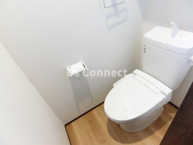 トイレ　温水洗浄便座付きのトイレ。