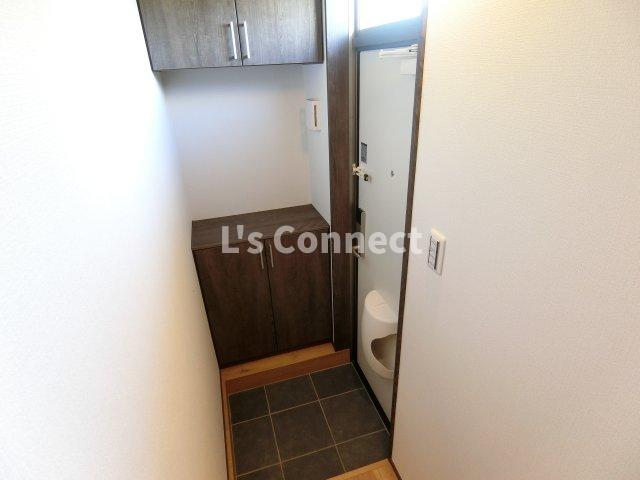 玄関　上下の下駄箱で靴も収納できます。