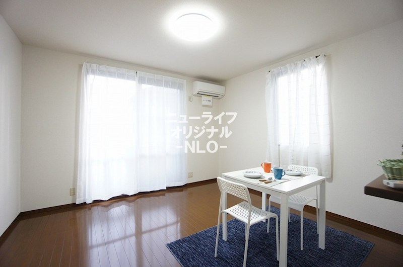 居室・リビング　2面採光で明るいお部屋です♪＊家具はモデルルーム用です