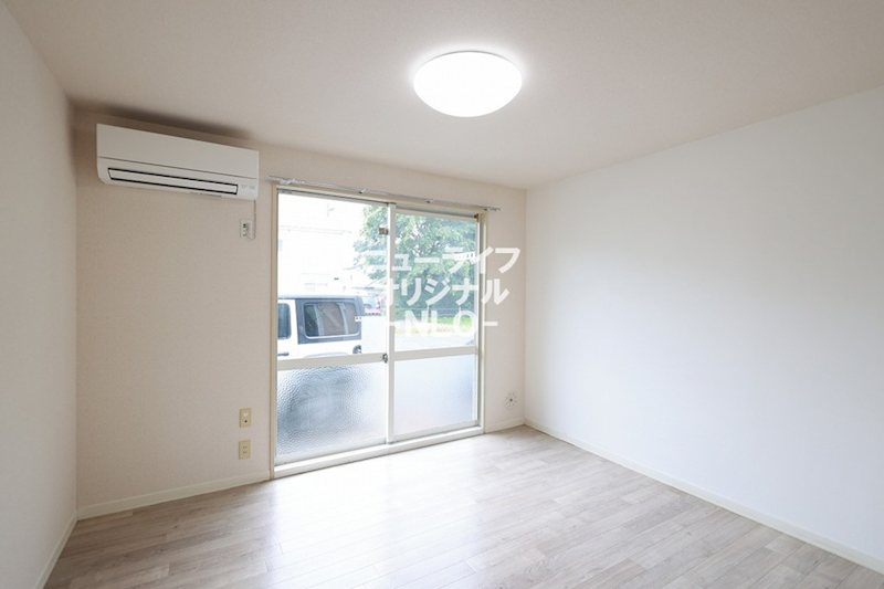 居室・リビング　洋室6.4帖　夏・冬の快適生活を支えるエアコン付き☆