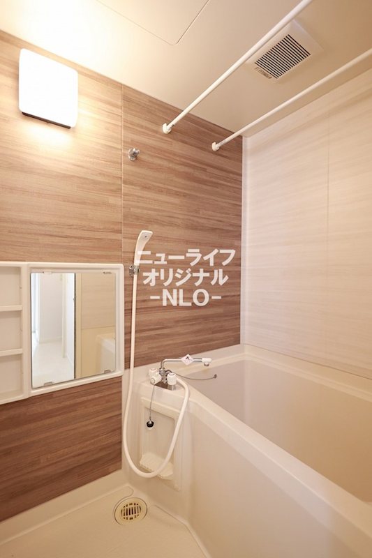 バス・シャワールーム　バスタブに浸かってゆっくりと一日の疲れを癒す事ができます☆