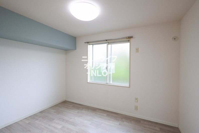 その他部屋・スペース　洋室5.4帖　ブルーの梁が空間のアクセントになっています☆