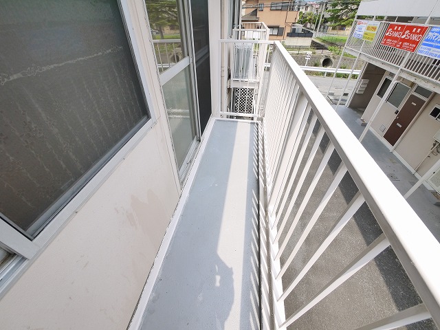 バルコニー　暖かな日差しのふりそそぐバルコニー