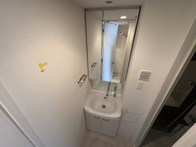 洗面設備　ゆったりとスペースのある洗面所