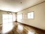 居室・リビング　南東向きの２面採光♪明るく風通しのよいお部屋です☆