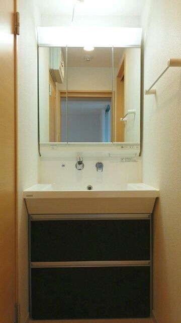 洗面設備　独立洗面化粧台が付いています