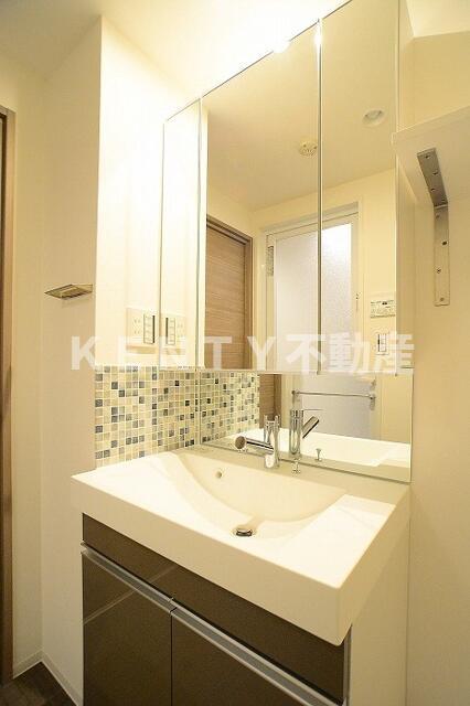 洗面設備　ゆったりとスペースのある洗面所