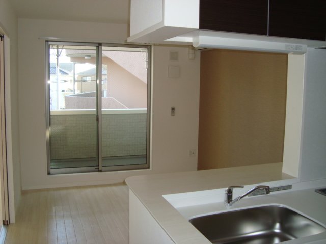 居室・リビング　キッチンからリビング