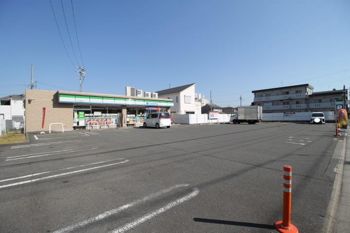 コンビニ　ファミリーマート（コンビニ）まで140m