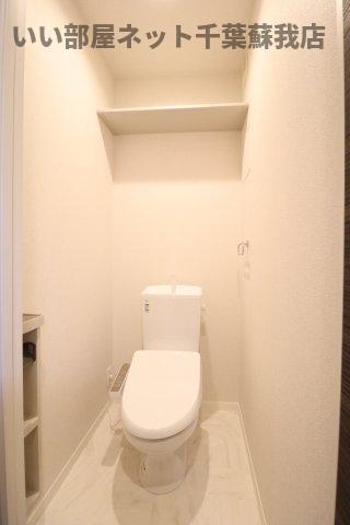 トイレ　落ち着いた色調のトイレです