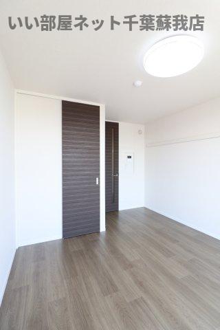 その他部屋・スペース　開放的な寝室です
