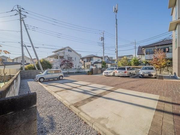 駐車場　アスファルトの駐車場