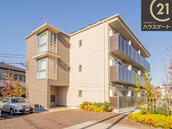 建物外観　鉄骨造３階建て２階角部屋　駐車場あり