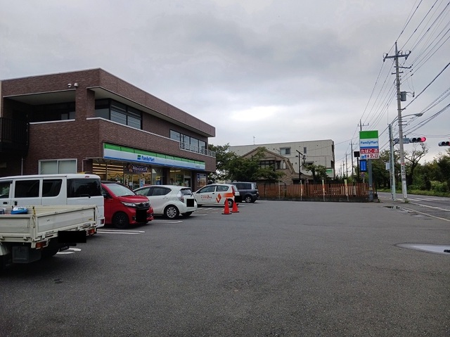 コンビニ　ファミリーマート（コンビニ）まで500m