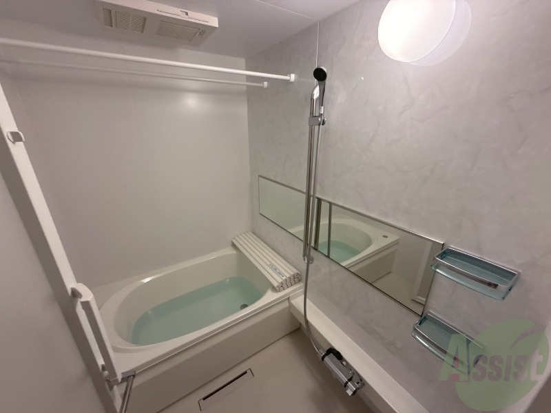 バス・シャワールーム　浴室は追い炊き給湯、浴室乾燥機付きです。