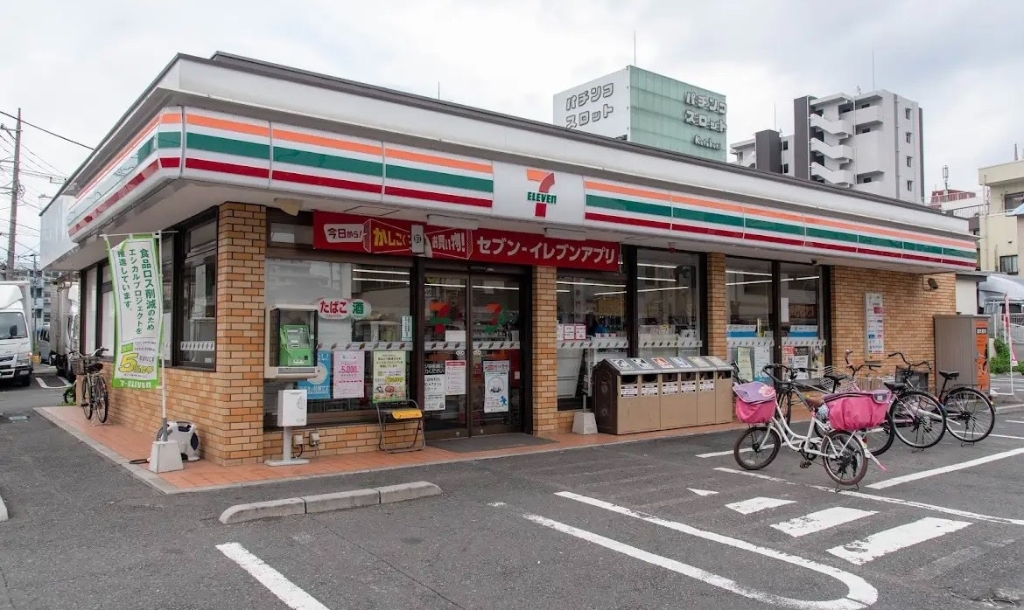 コンビニ　セブンイレブン 足立西新井本町店（コンビニ）まで367m