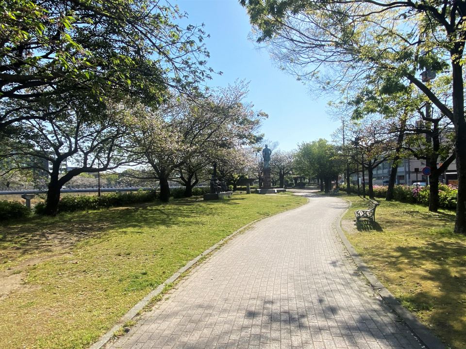 公園　甲突川右岸緑地（公園）まで60m