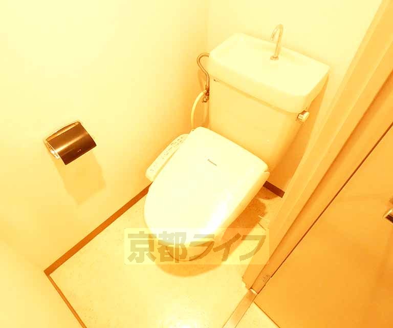 トイレ　ウォシュレット付きですね。
