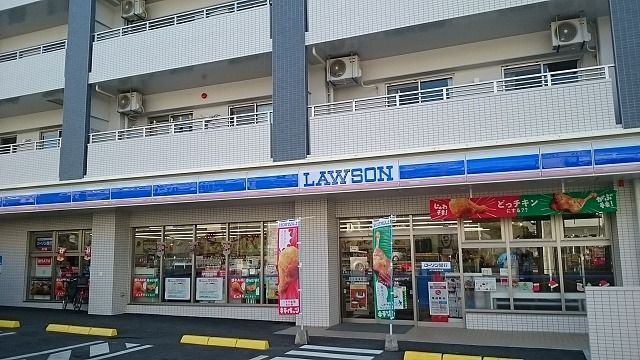 コンビニ　ローソン浦添前田駅前店（コンビニ）まで300m