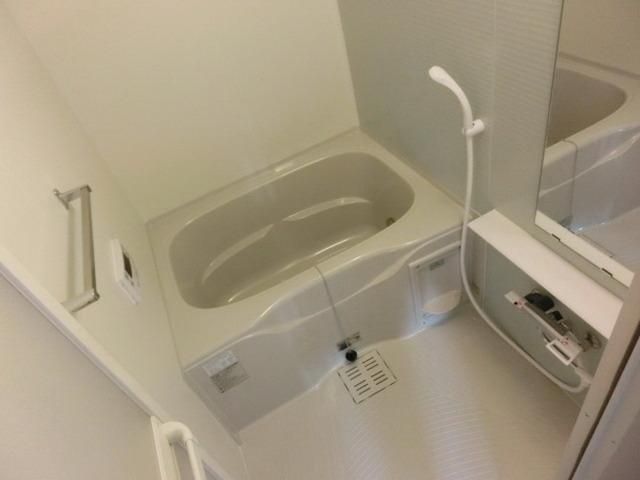 バス・シャワールーム　追い焚き機能付きの綺麗なバスルームです