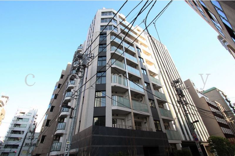 建物外観　角地に完成のマンション