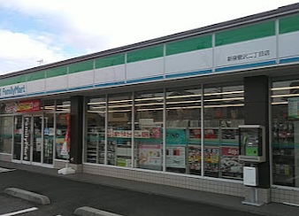 コンビニ　ファミリーマート（コンビニ）まで637m