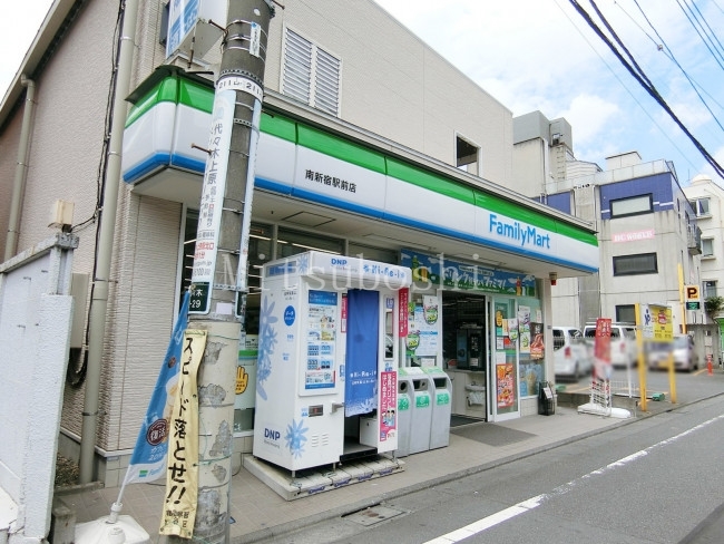 コンビニ　ファミリーマート 南新宿駅前店（コンビニ）まで445m