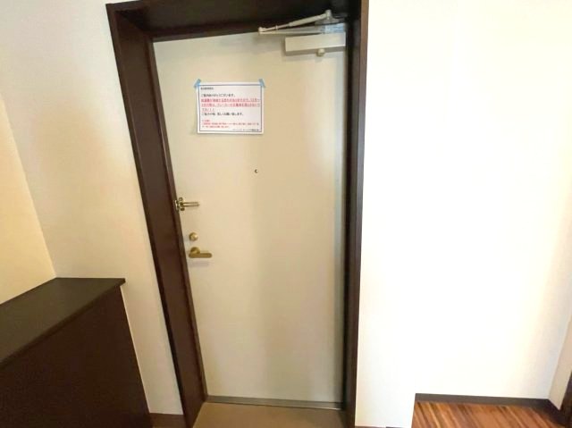 玄関　イメージとして同建物他部屋を表示しています