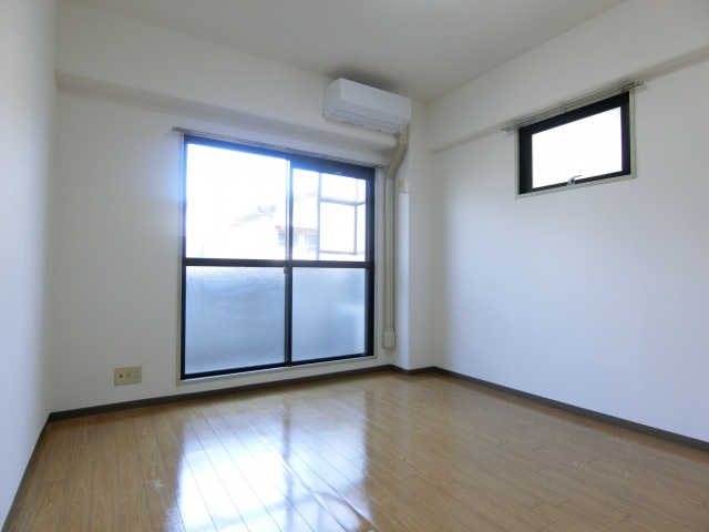 居室・リビング　角部屋で明るいお部屋です