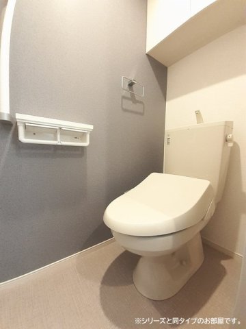 トイレ　落ち着いた色調のトイレです