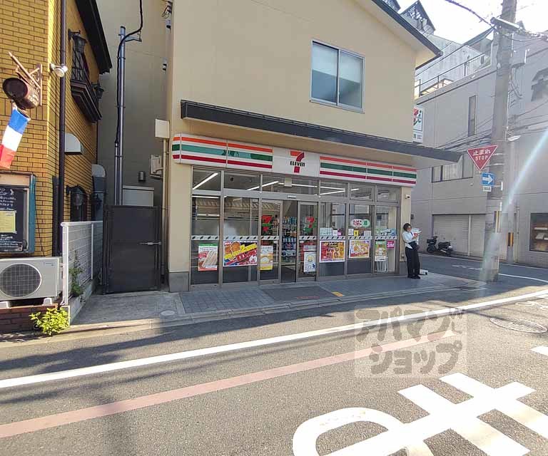 コンビニ　セブンイレブン京都東洞院押小路店（コンビニ）まで400m