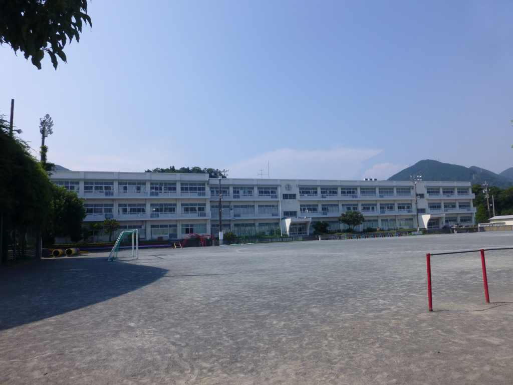小学校　静岡市立由比小学校（小学校）まで376m