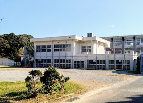 中学校　磐田市立神明中学校（中学校）まで425m