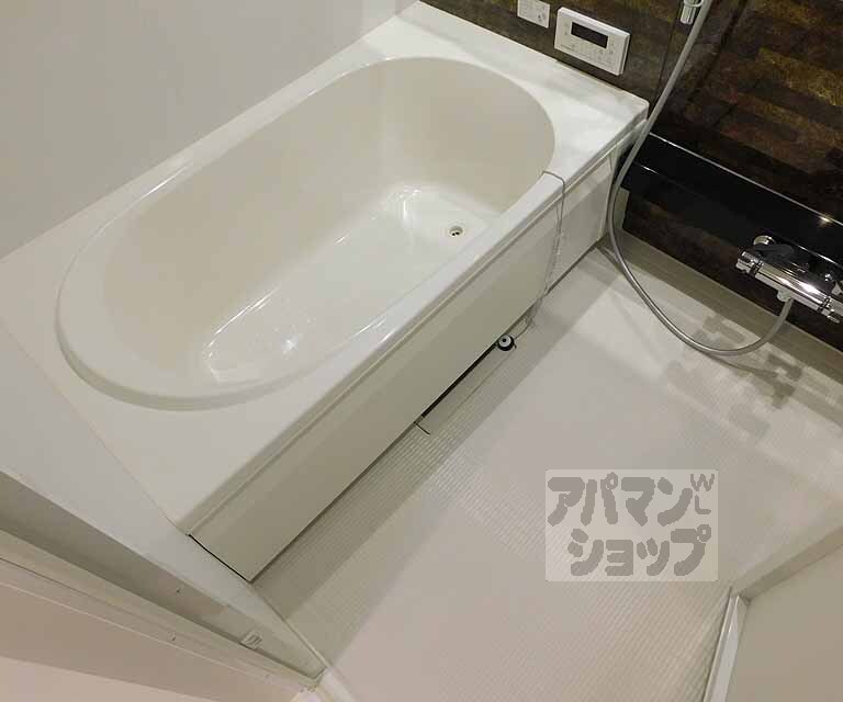 バス・シャワールーム　高級感のあるバスルームです。