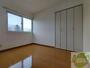 その他部屋・スペース　寝室はこちらです。光が差し込む、温かみのあるお部屋です。