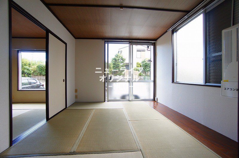 その他　２面採光で自然光が心地よい和室