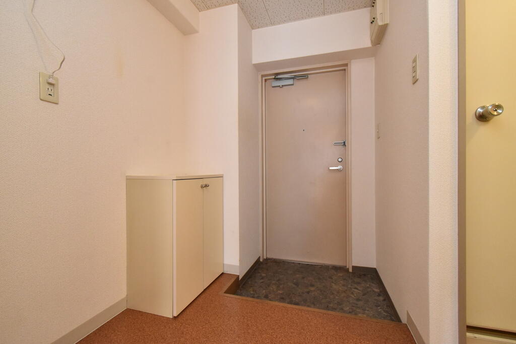 玄関　※同建物の別のお部屋の写真です。