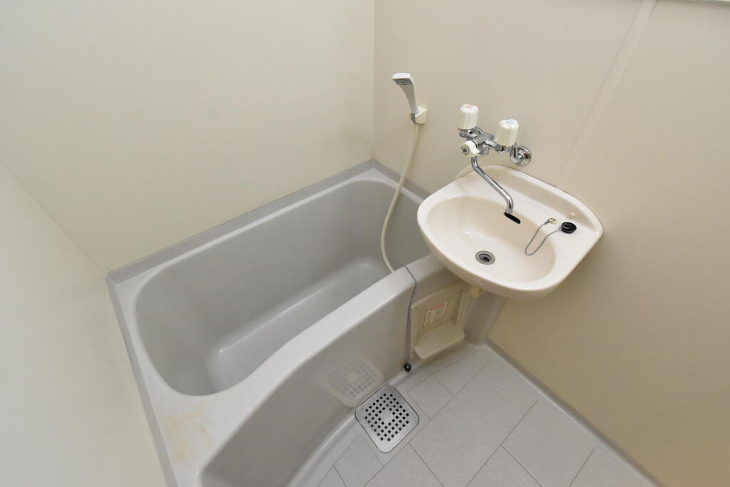 バス・シャワールーム　※同建物の別のお部屋の写真です。
