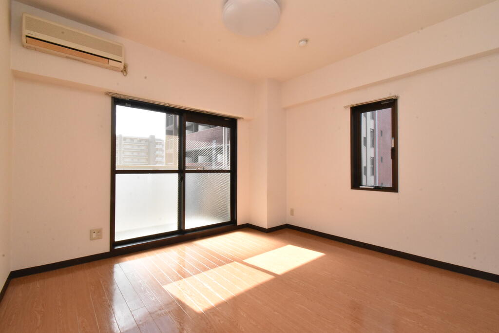 居室・リビング　※同建物の別のお部屋の写真です。