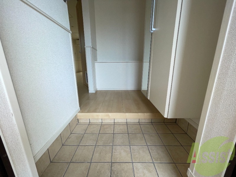 玄関　玄関の写真です。玄関を開けて、お部屋が見えないのは安心ですね