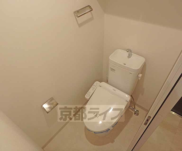 地下鉄烏丸線 北大路駅 徒歩22分 4階建 築8年のトイレ写真
