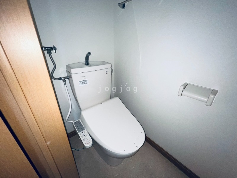 トイレ　嬉しい温水洗浄便座付きのトイレです。