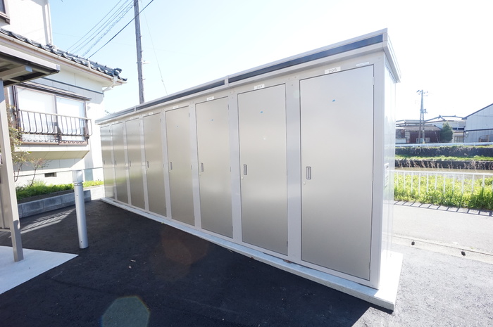 駐車場　物置