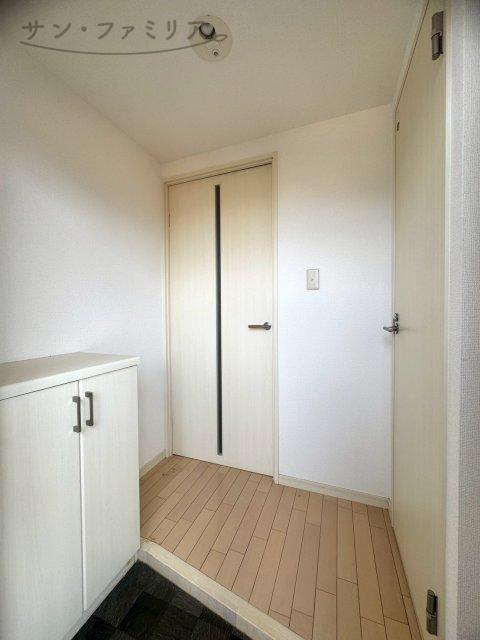 玄関　同一物件別部屋写真