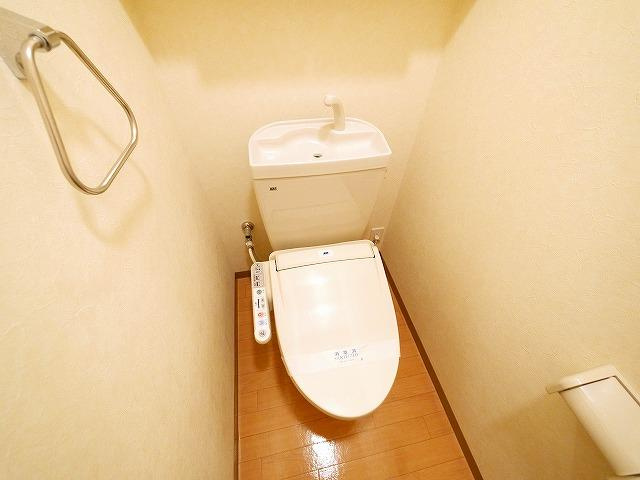 トイレ　ウォシュレット機能付きです
